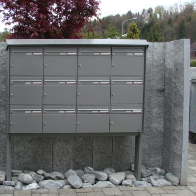 Graue Anlage mit CH Namensschild