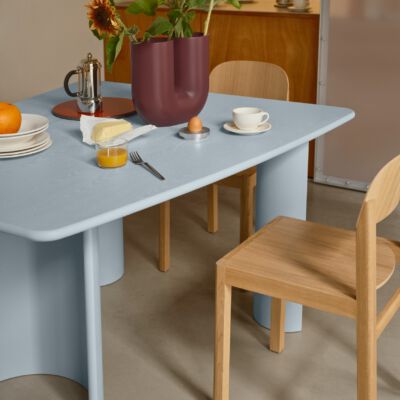 re-norm-table-130-light-blue-workshop-chair-oak-kink-vase-deep-red-org